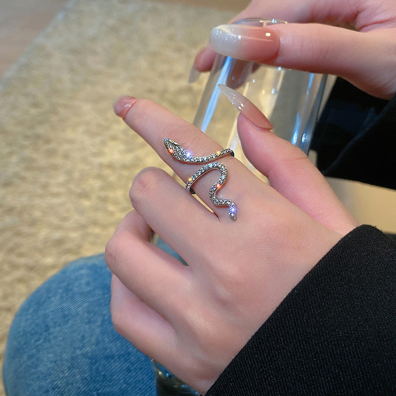 Shiny Snake Ring (Trendy)🖤